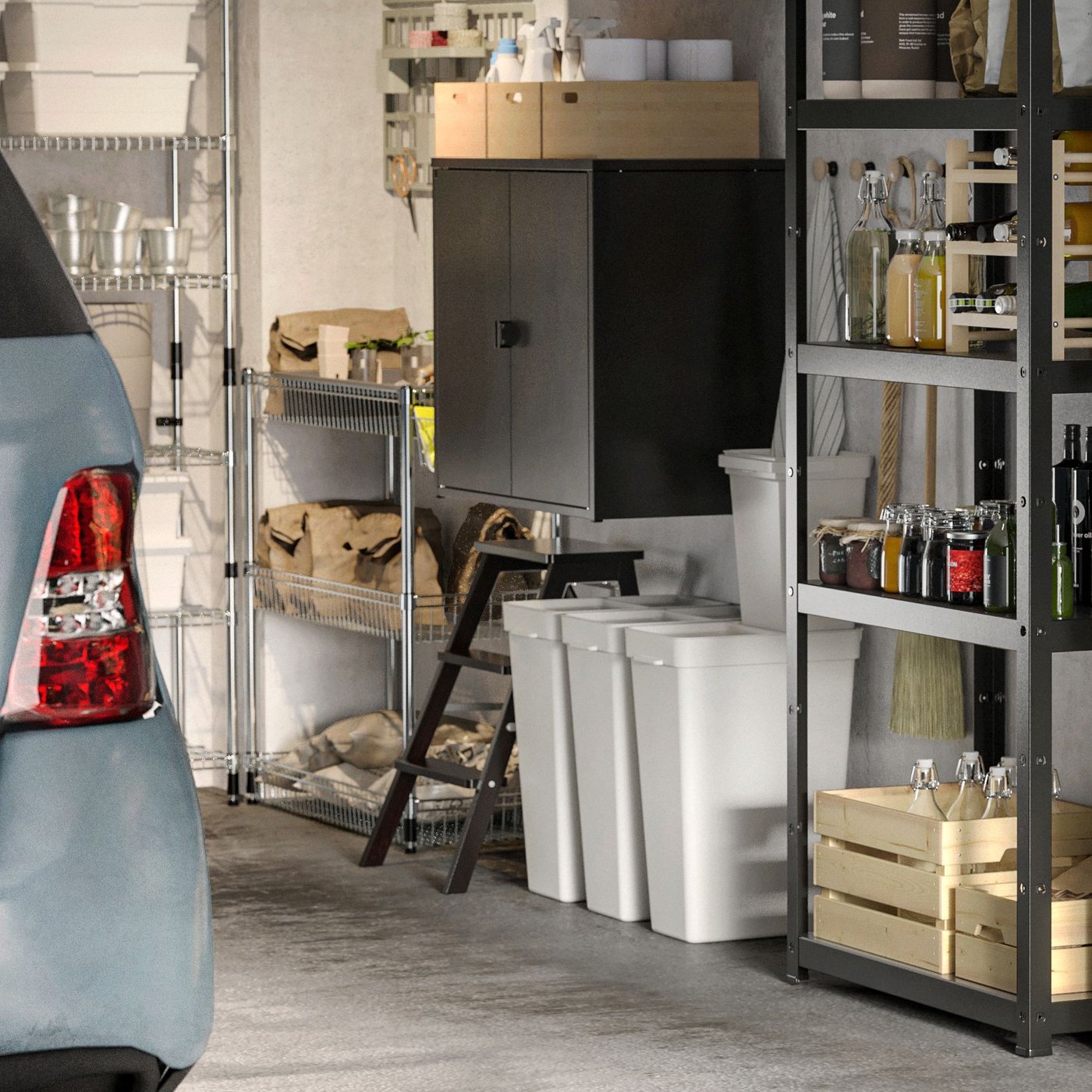 A light grey HÅLLBAR bin with lid