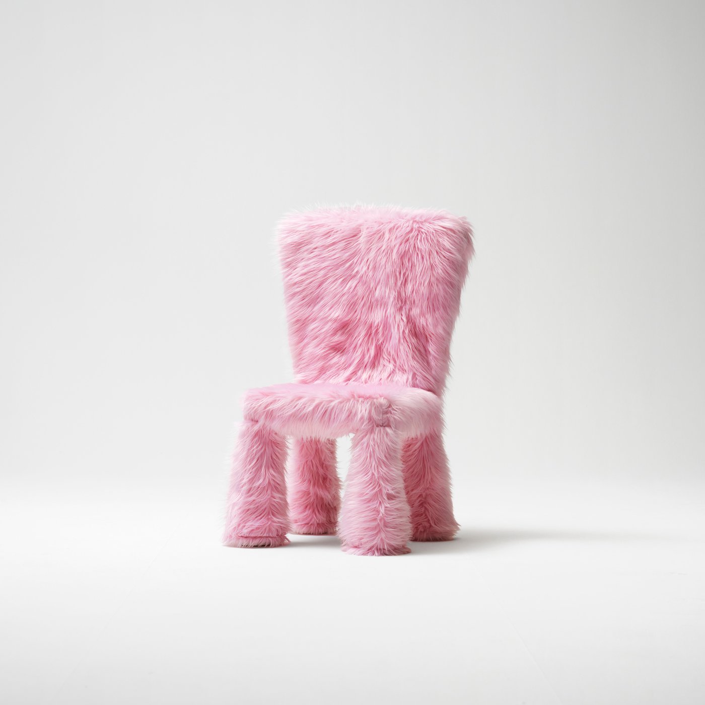 Vaaleanpunainen GREJSIMOJS-malliston lastentuoli, jonka päällinen on tekoturkista.