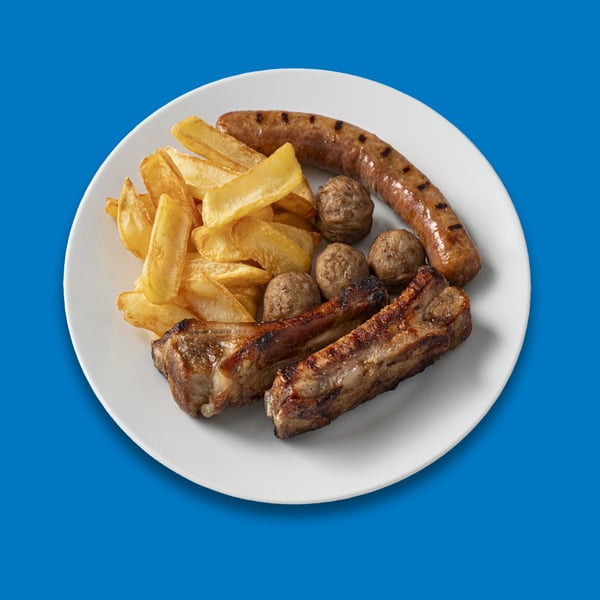 Costine, polpette di carne, salsiccia e patatine fritte.