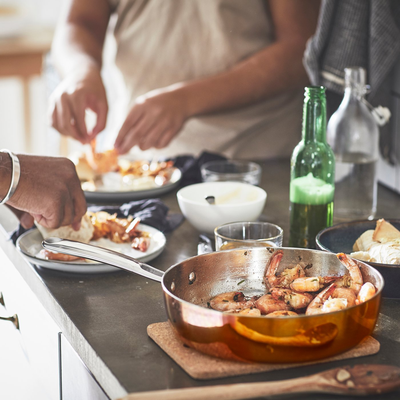 En FINMAT stekepanne i kobber/rustfritt stål med lokk.
