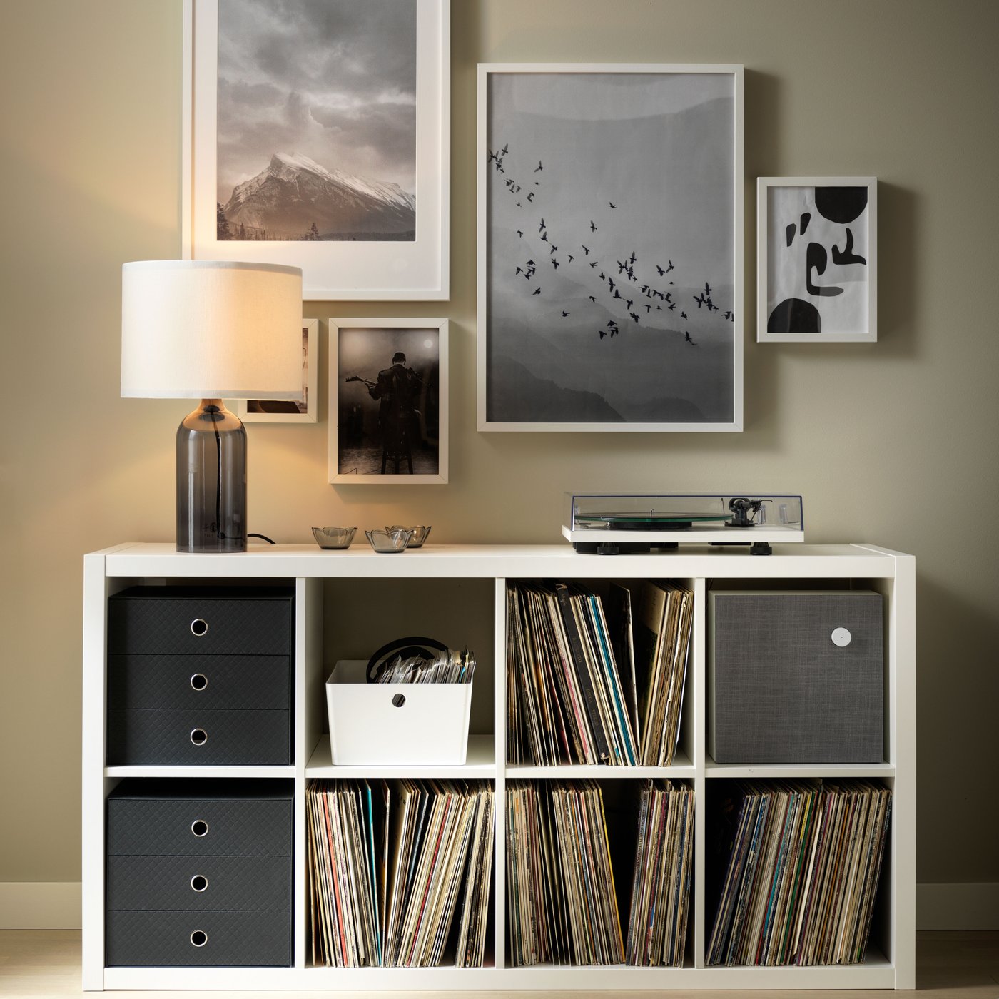 Una cornice RIBBA bianca in salotto.