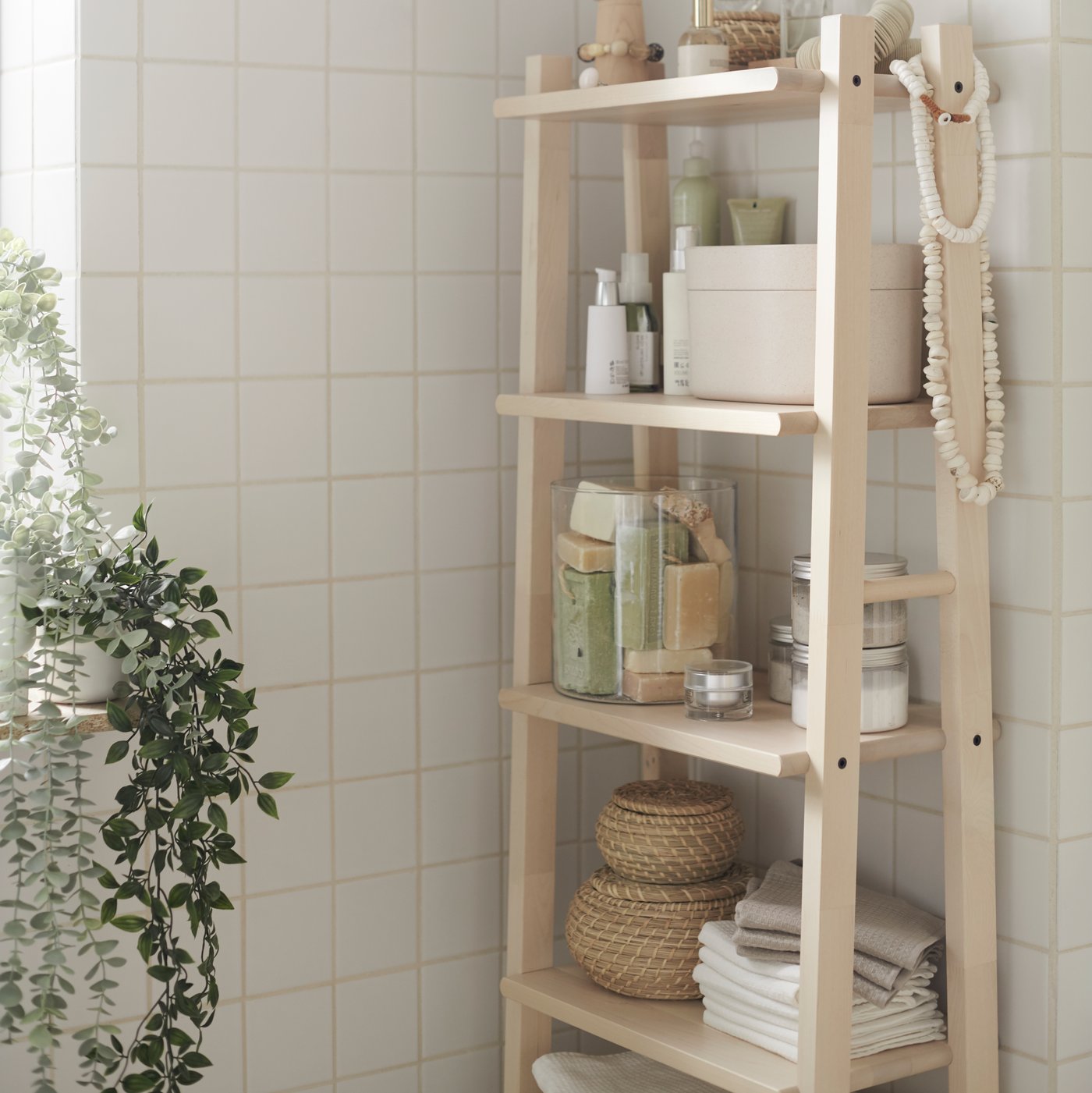 A seagrass FRYKEN box with lid in the bathroom