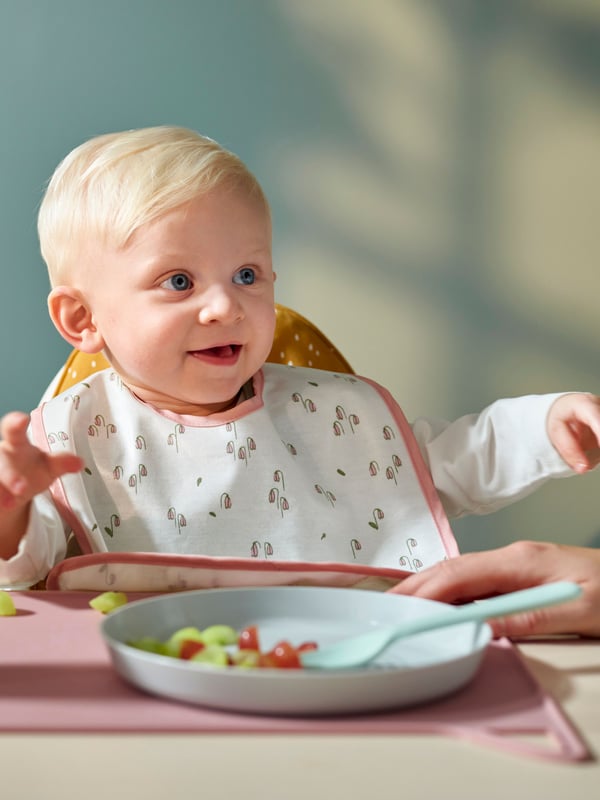 A green/white GULDVÄVARE bib