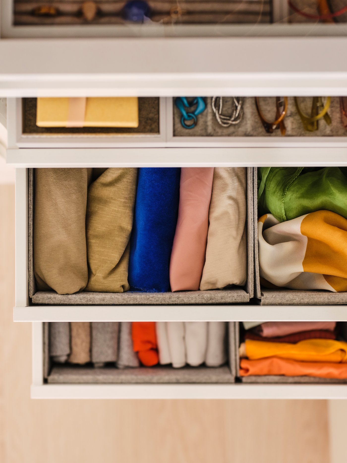 A light grey KOMPLEMENT insert for jewellery in the bedroom