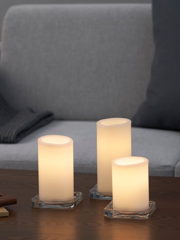 Drei verschieden große LED-Kerzen aus unserer ÄDELLÖVTRÄD Serie.