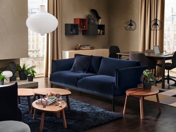 A black GRINDFALLET pendant lamp in the living room