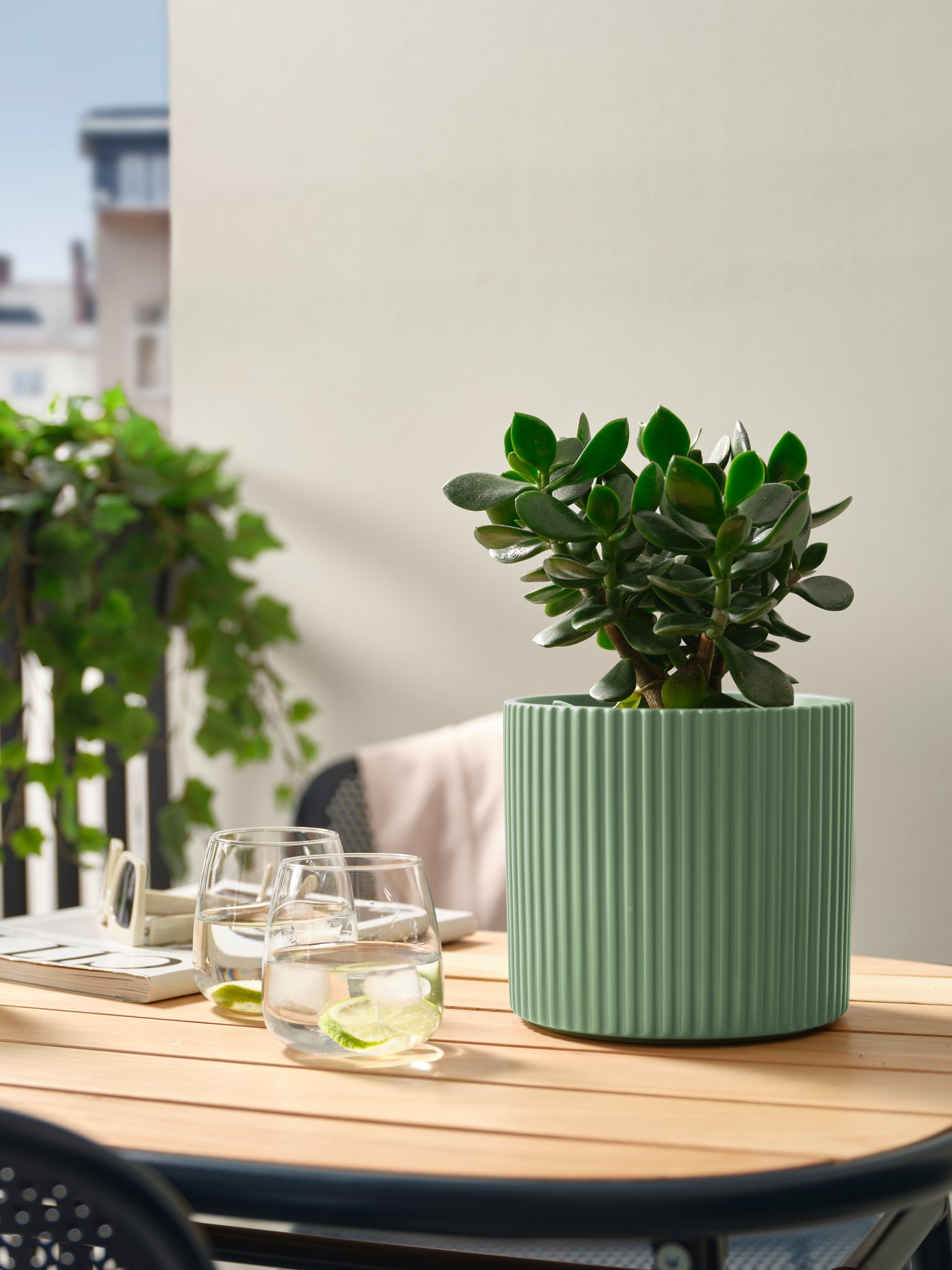 A light green DAKSJUS plant pot