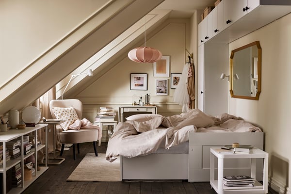 Un cadre de lit de repos BRIMNES blanc avec 2 tiroirs
