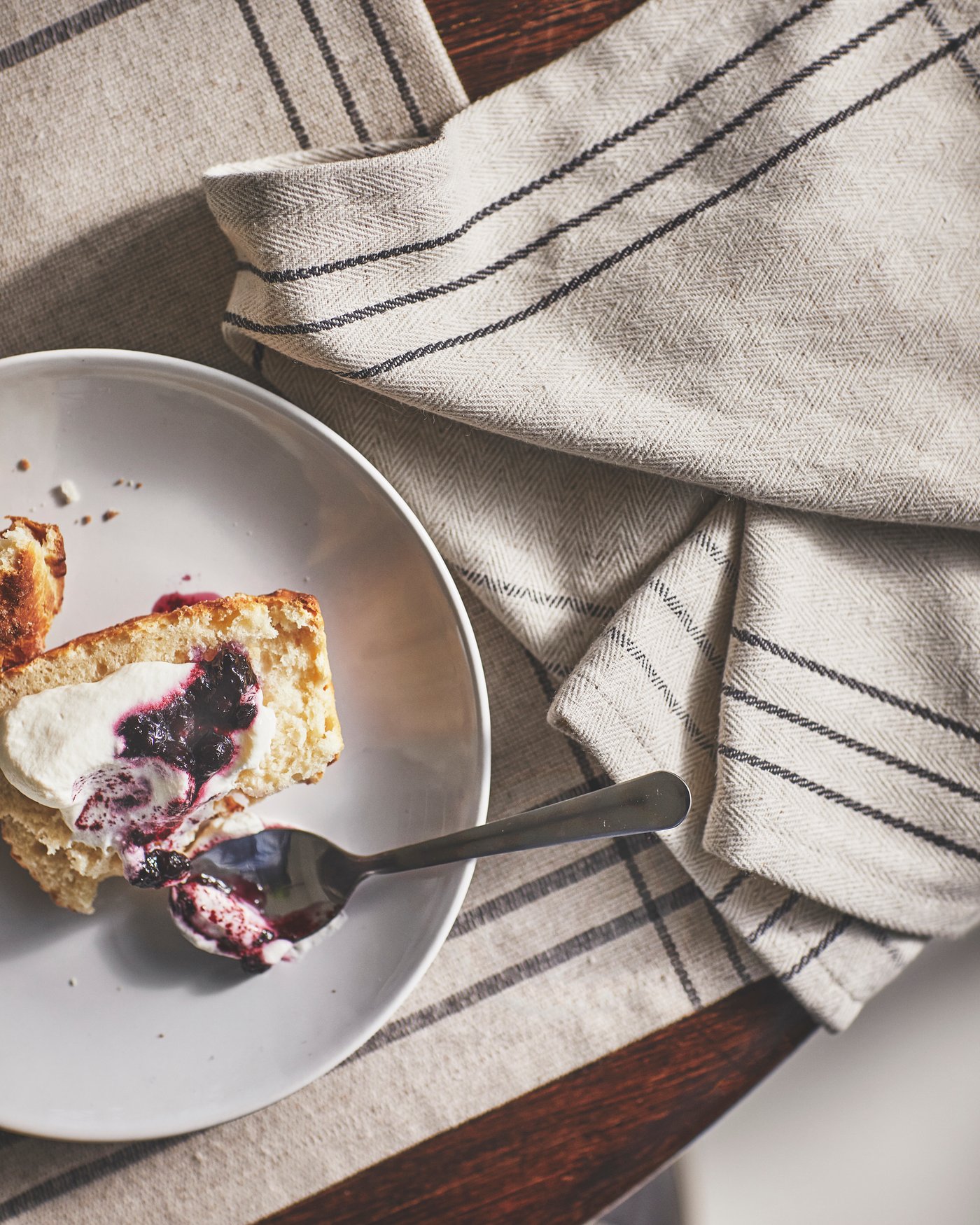 A dark grey/natural VÅRARV place mat