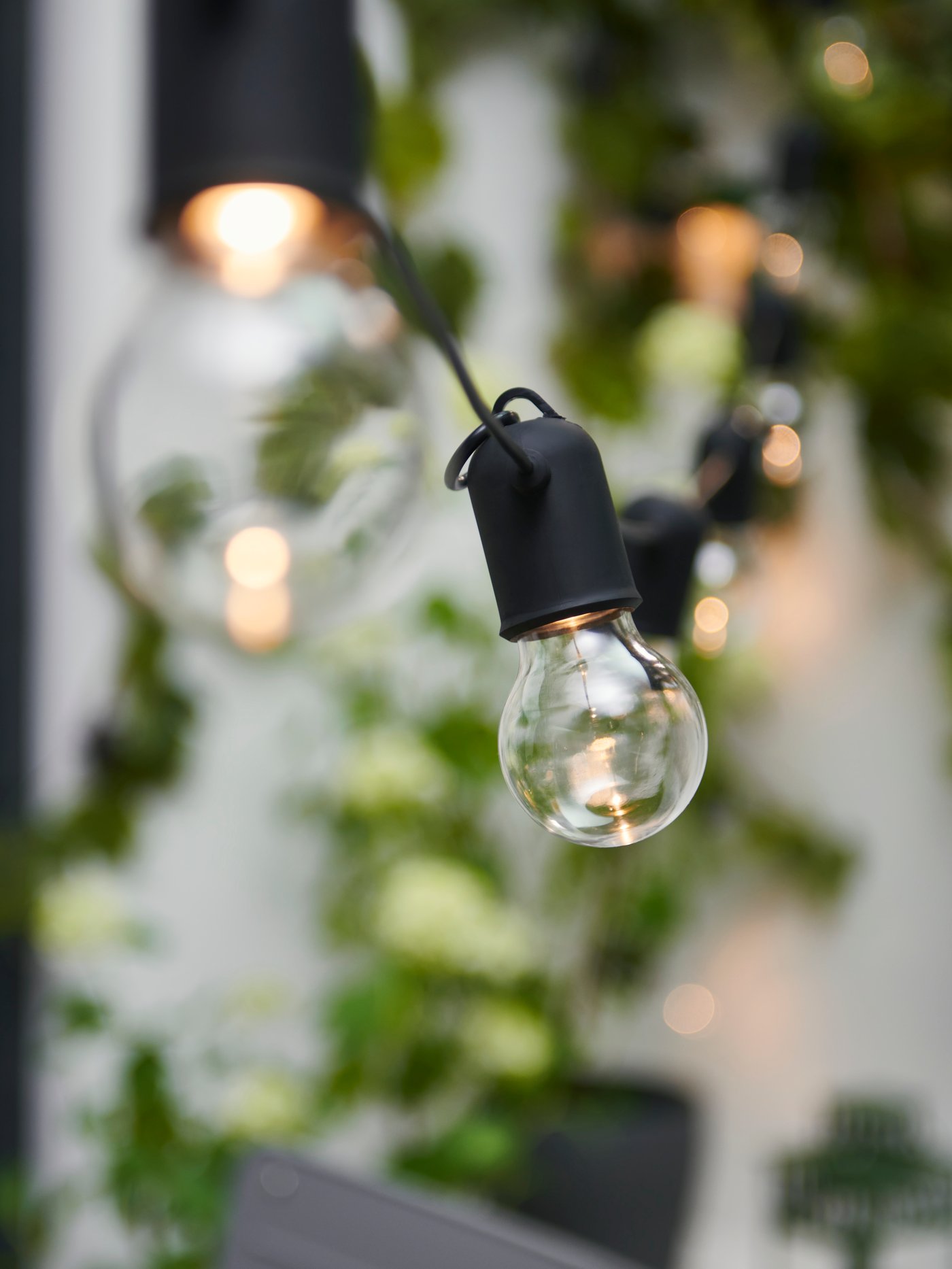 Närbild på hängande utomhusbelysning.