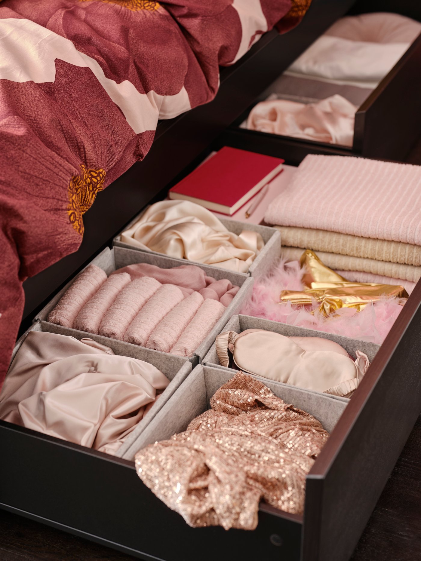 A light grey KOMPLEMENT box in the bedroom