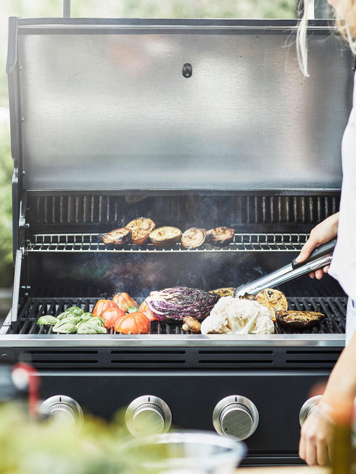 Ein schwarzer/edelstahlfarbener GRILLSKÄR Gasgrill für den Außenbereich