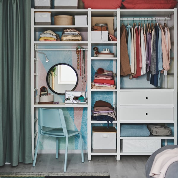 Eine ELVARLI Kombination ist in einem Zimmer zu sehen und wird als Kleideraufbewahrung und Schminktisch genutzt.