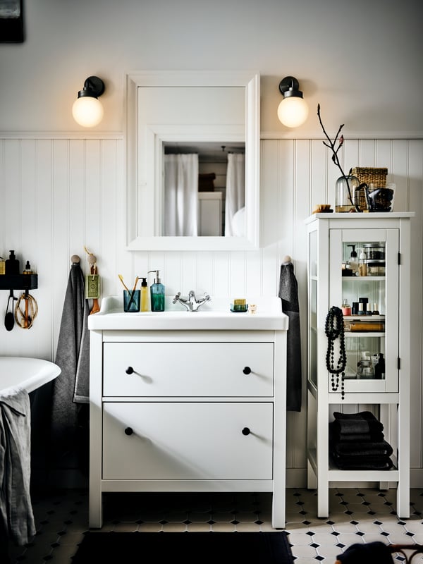 A SKISSEN 3-piece bathroom set in the bathroom