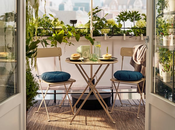 A foldable beige SALTHOLMEN chair, outdoor outside