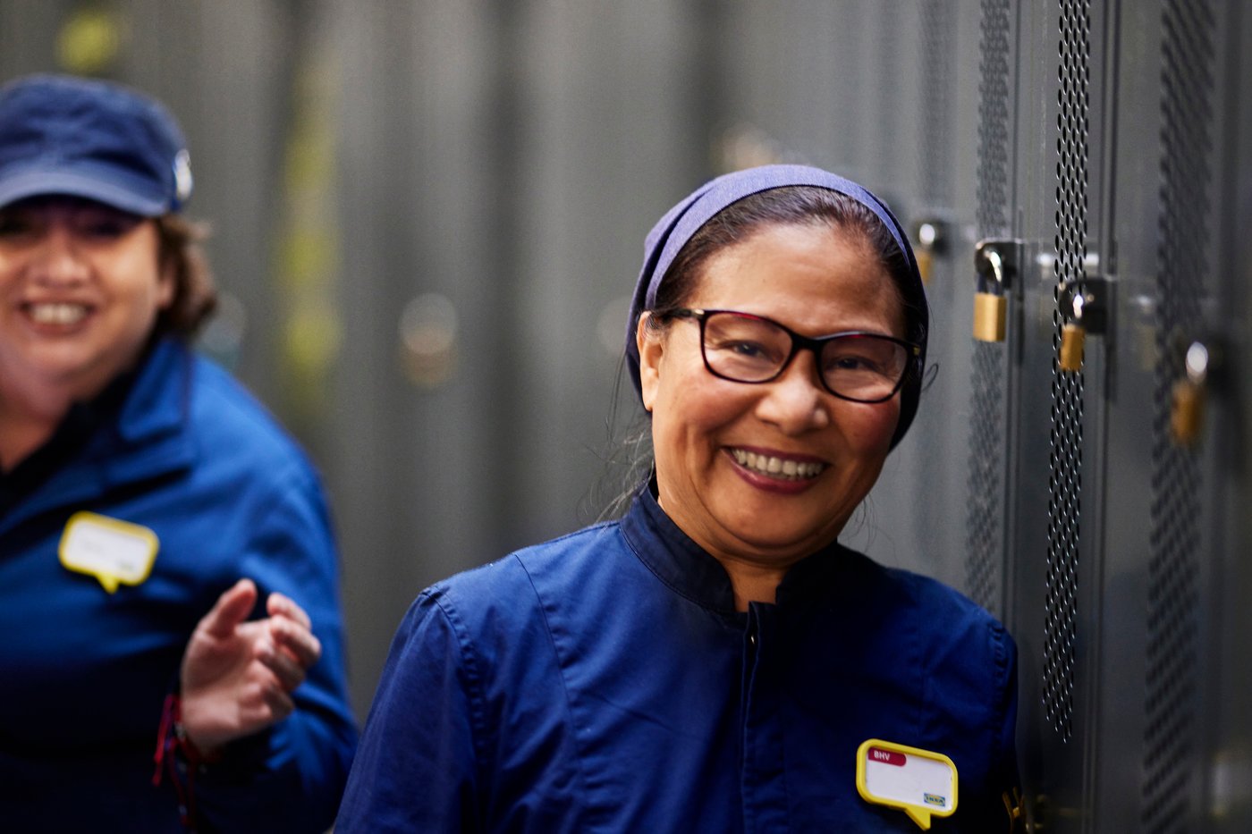 Deux collaboratrices IKEA dans des vestiaires près des casiers