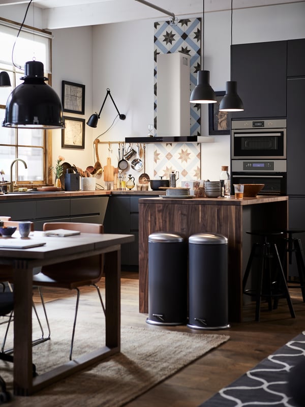A METOD kitchen with a kitchen tile backsplash, wooden kitchen island and two MJÖSA pedal bins.