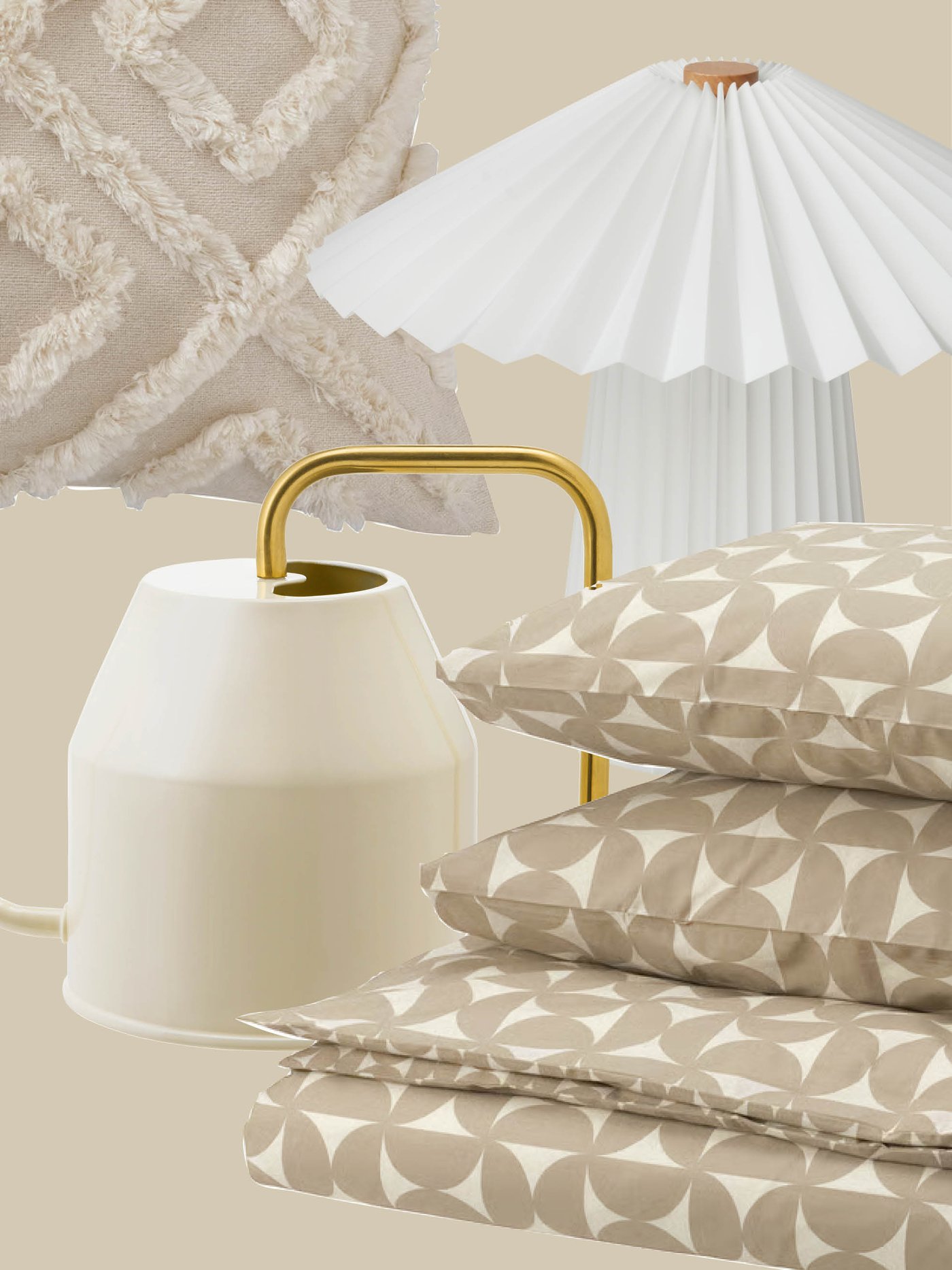 Een beige kussen met textuur, geometrisch IKEA-beddengoed, een witte geplooide lamp en een crèmekleurige gieter met een gouden handvat zorgen samen voor een rustige en stijlvolle slaapkamer.