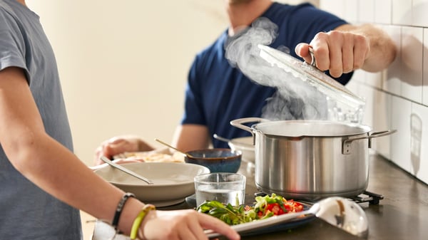 A stainless steel/glass HEMKOMST pot with lid