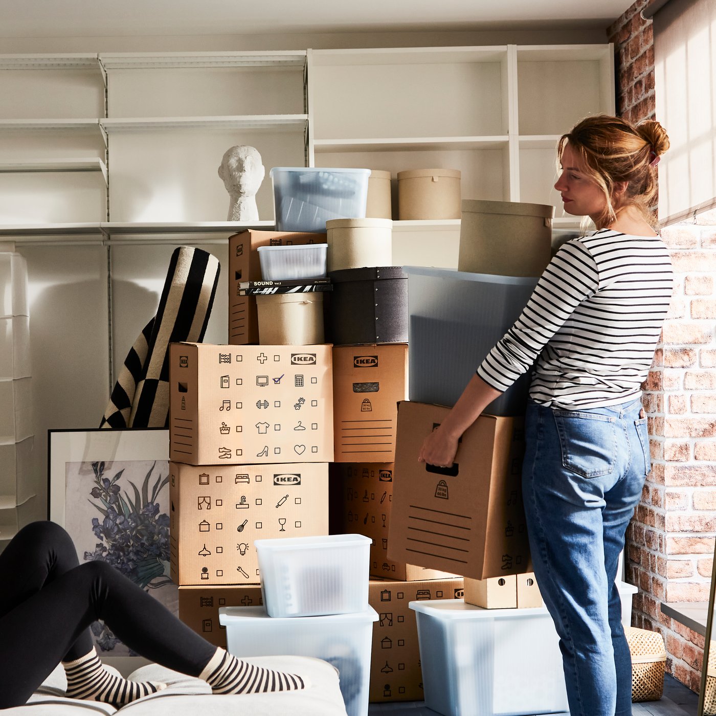 People moving into a new home with brown DUNDERGUBBE moving boxes