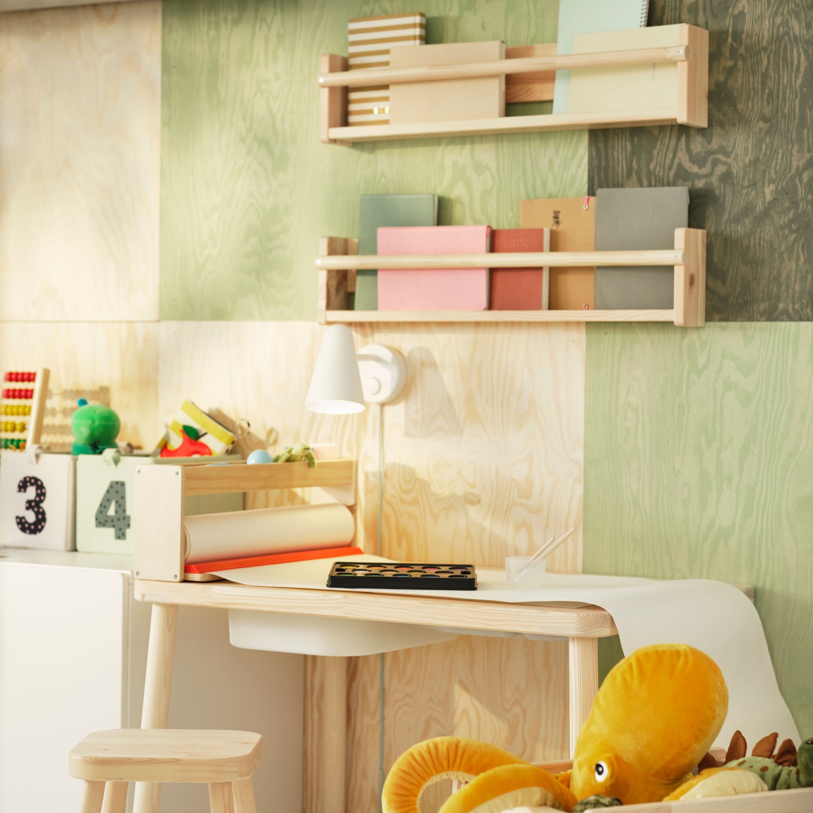 FLISAT dečji sto od borovine s TROFAST kutijom za odlaganje na vrhu stoji ispod FLISAT zidnog elementa za odlaganje na zidu.