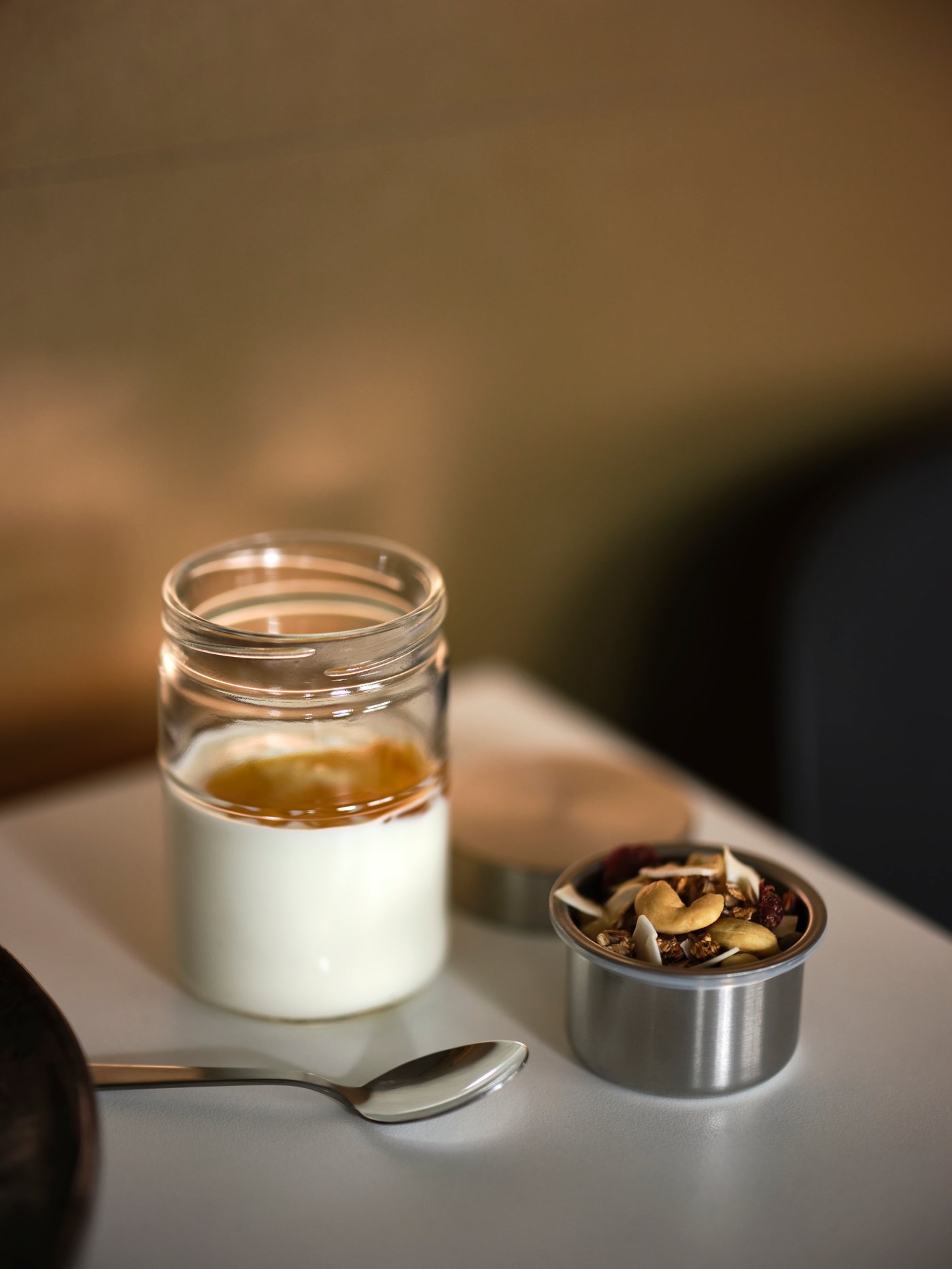 Un frasco de vidrio DAGKLAR con yogurt.