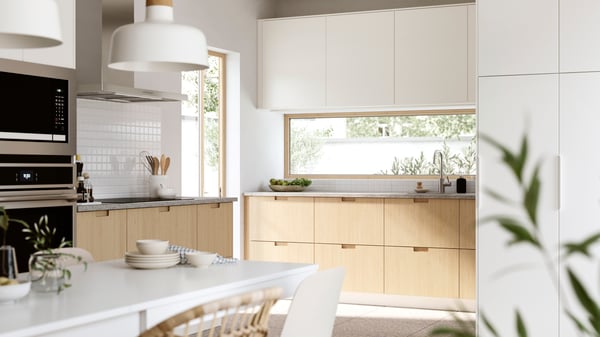 A bright, airy kitchen with windows facing the garden. FRÖJERED kitchen fronts, in bamboo, are combined with fronts in white.