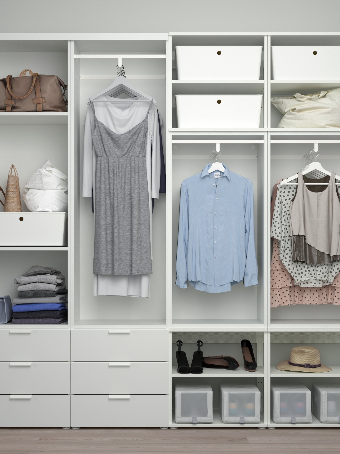 Bílo šedá otevřená šatní skříň s prvky z kovu a dřeva.