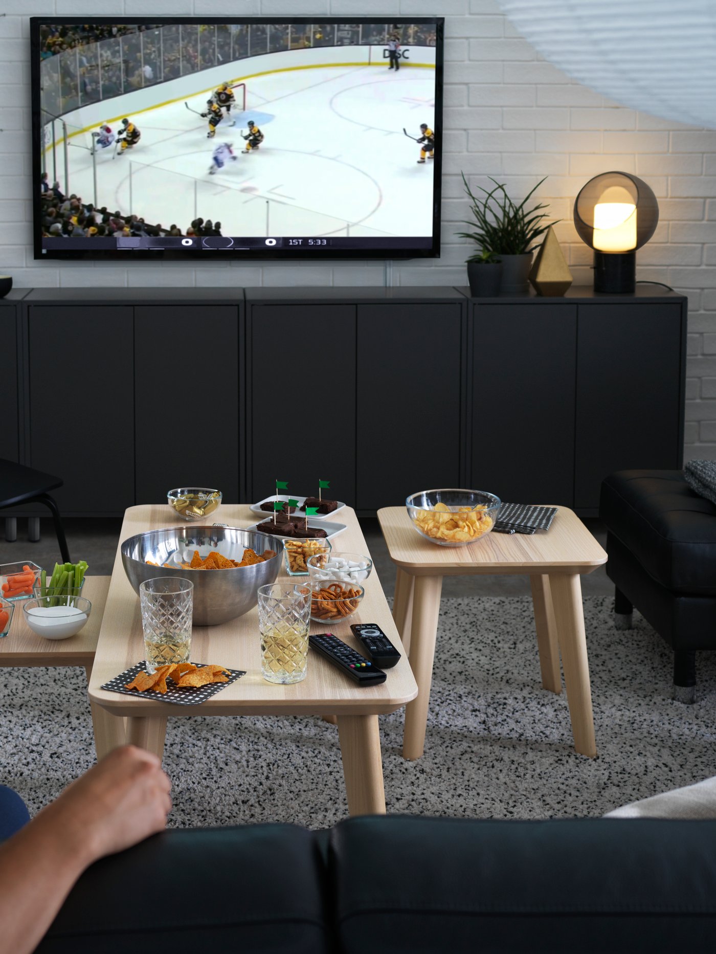 A clear glass BLANDA serving bowl in the living room