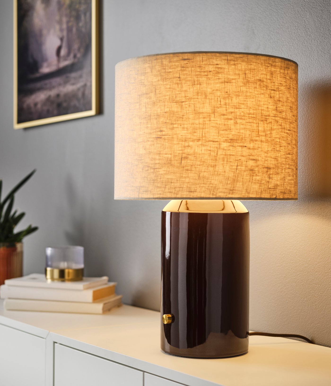 En dæmpbar bordlampe i beige/brun keramik (HALGATT)