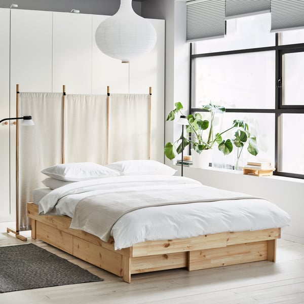 Ein GLAMBERGET Bett mit Aufbewahrung ist zu sehen