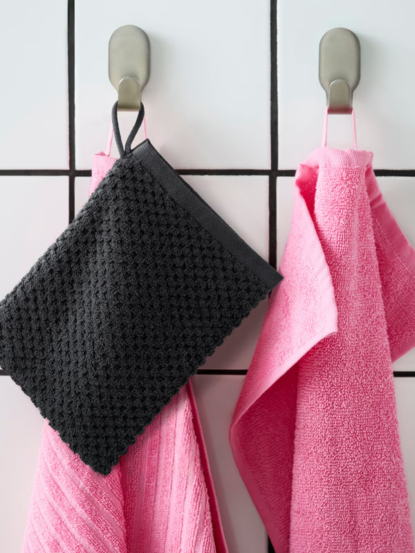 A pink VÅGSJÖN hand towel in the NA