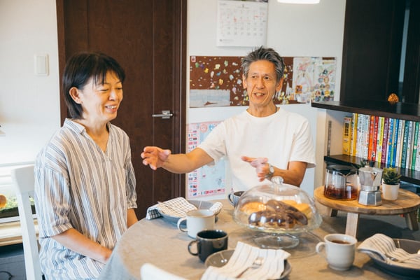 ダイニングで談笑する相談者夫婦。