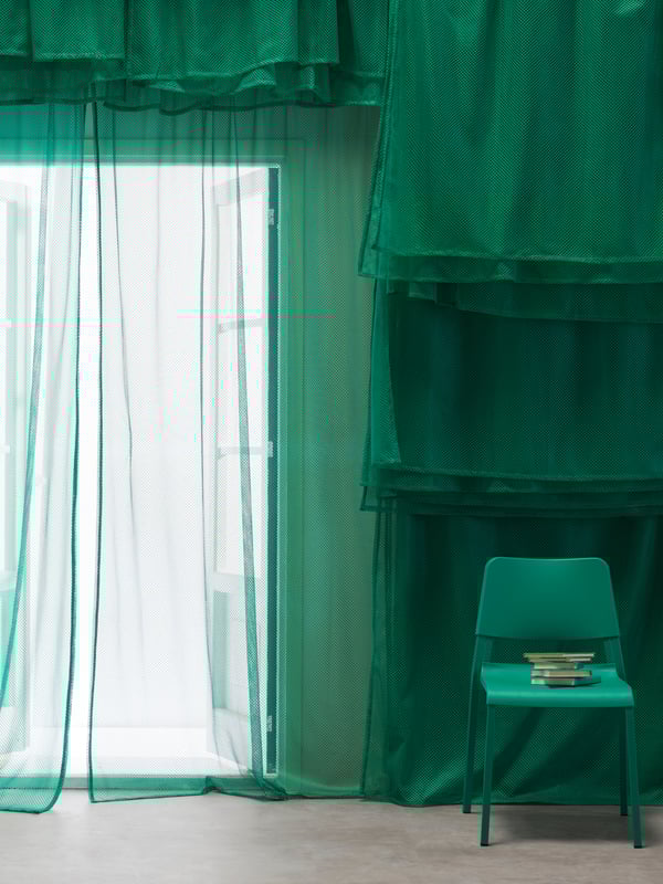 Groene eetkamerstoel naast een groene muur