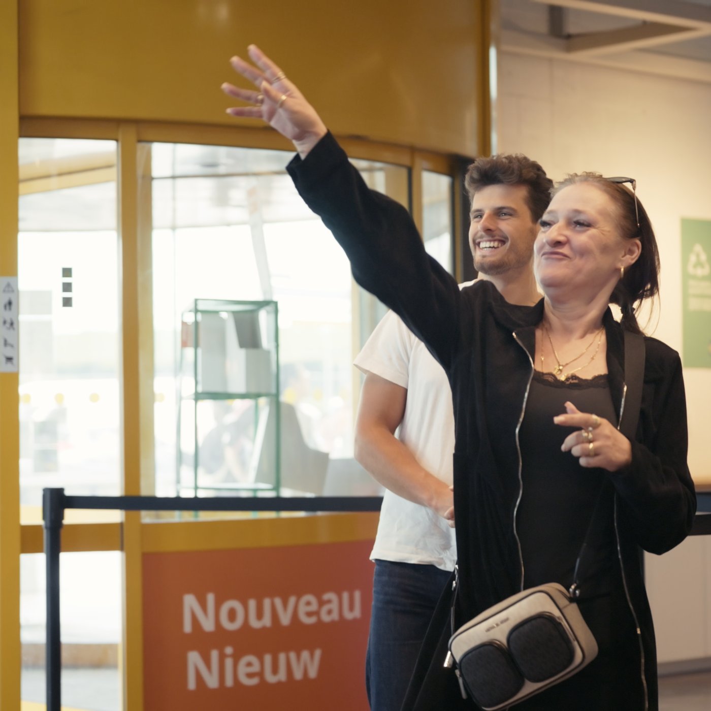 Een deelnemer richt en gooit een sok tijdens een IKEA-spelactivatie, terwijl andere bezoekers toekijken in de winkelruimte.