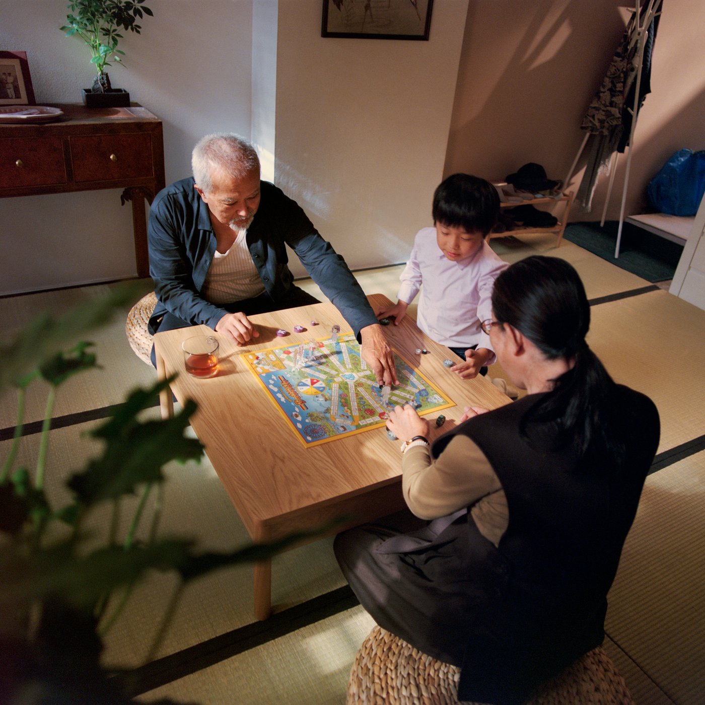 할아버지와 아빠, 아이가 함께 앉아있는 모습