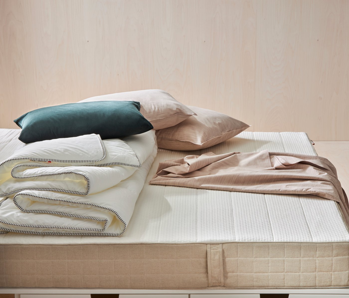 A light beige SANELA cushion cover in the bedroom