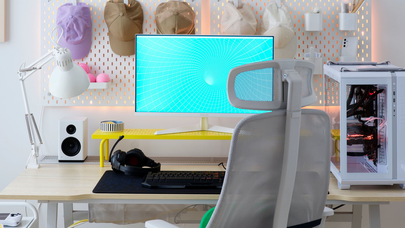A bright, airy and tidy UTESPELARE ash effect gaming desk has two white SKÅDIS pegboards on the wall behind a monitor.
