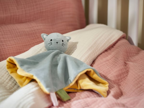 A blue yellow/cat GULDVÄVARE comfort blanket with soft toy