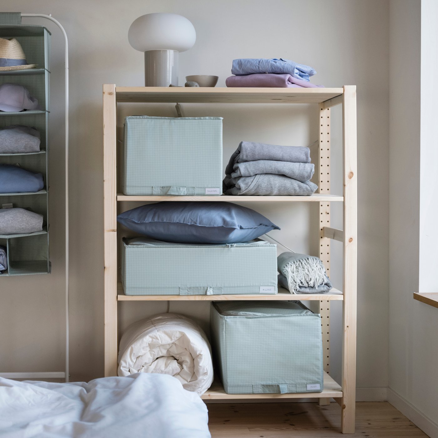 A grey GRÅFIBBLA throw