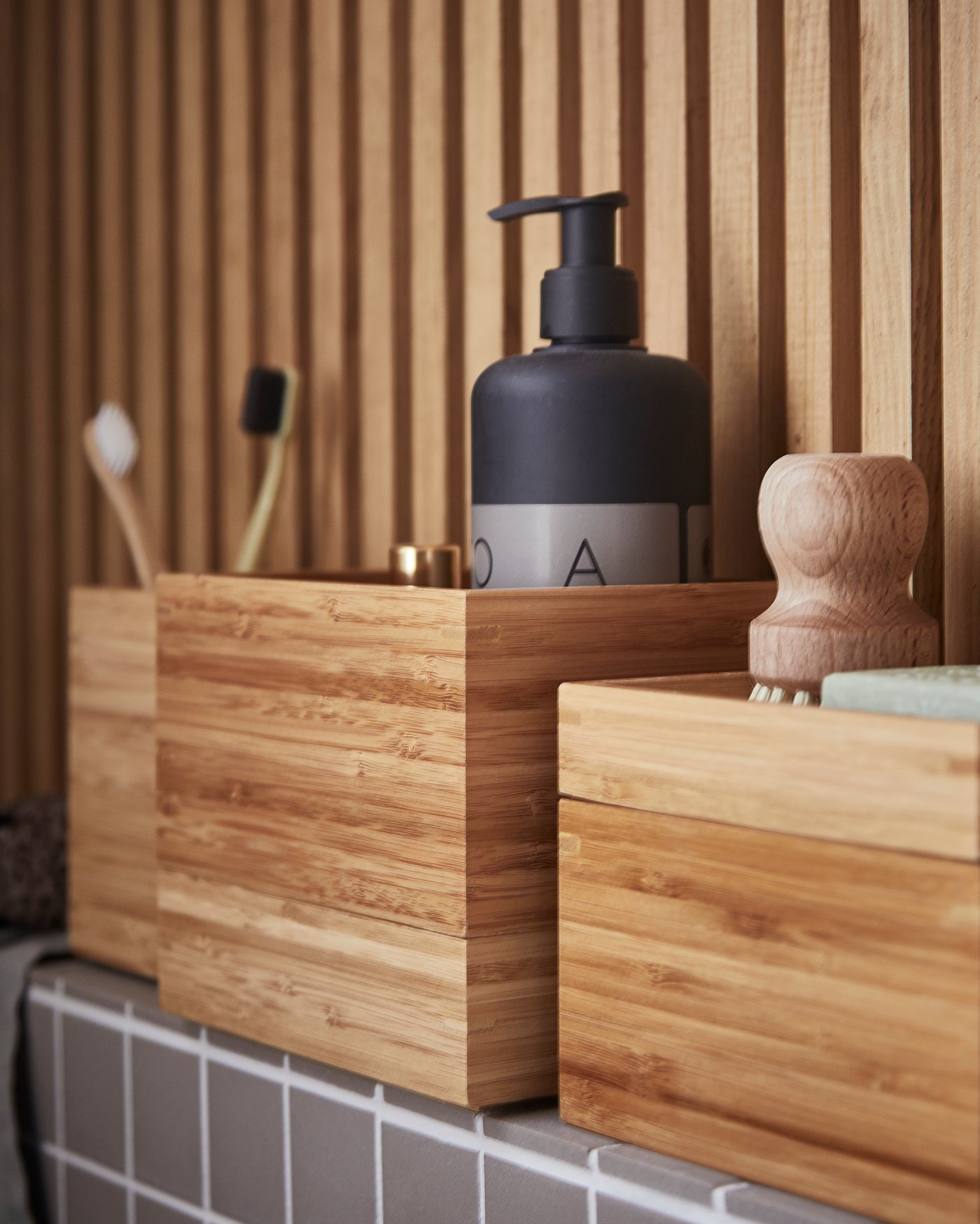 A bamboo DRAGAN 4-piece bathroom set in the bathroom