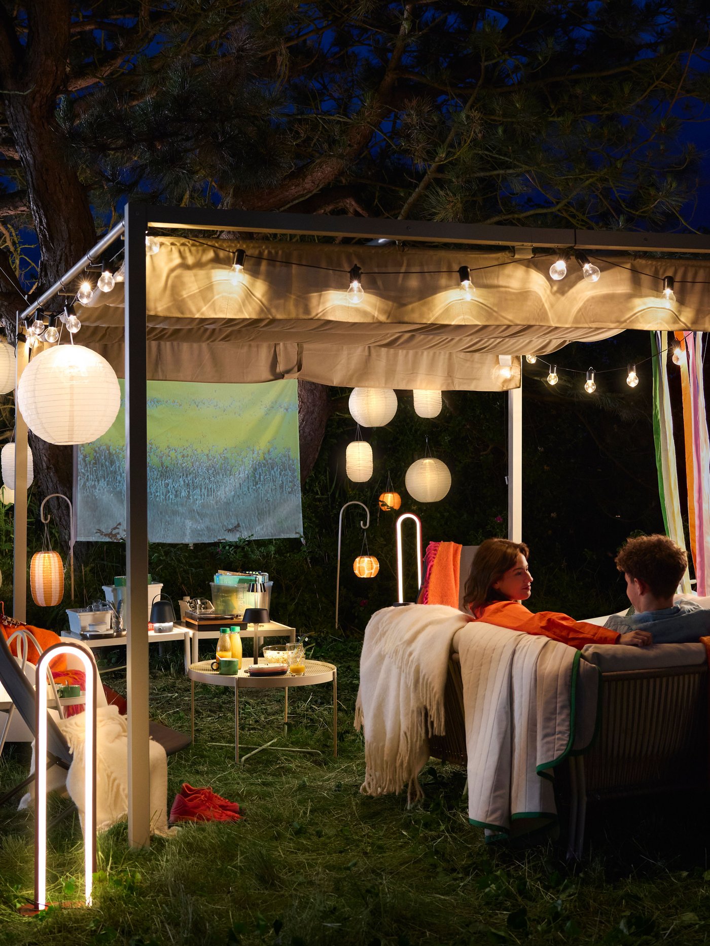 A grey-beige/dark grey-beige HAMMARÖN pergola outside