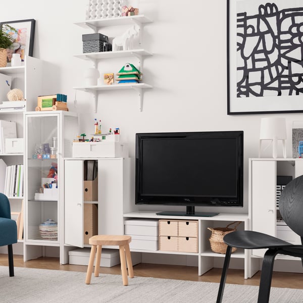 A white BAGGEBO TV bench in the living room