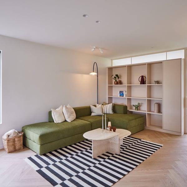 Een handgemaakte/gestreepte zwart/ecru STOCKHOLM tapijt, platgeweven