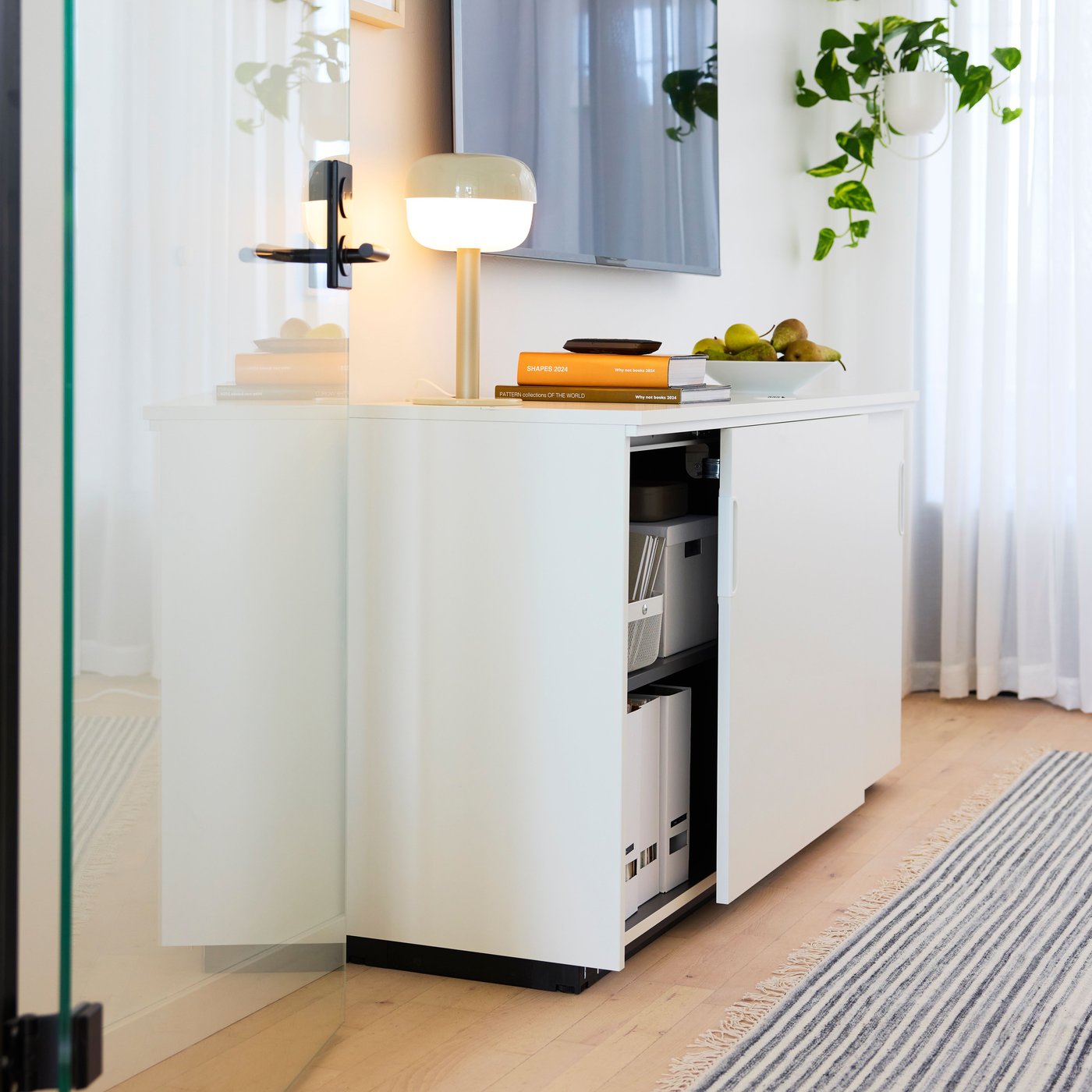 Une jardinière suspendue CHILISTRÅN blanche, pour l'intérieur et l'extérieur, dans le bureau à la maison
