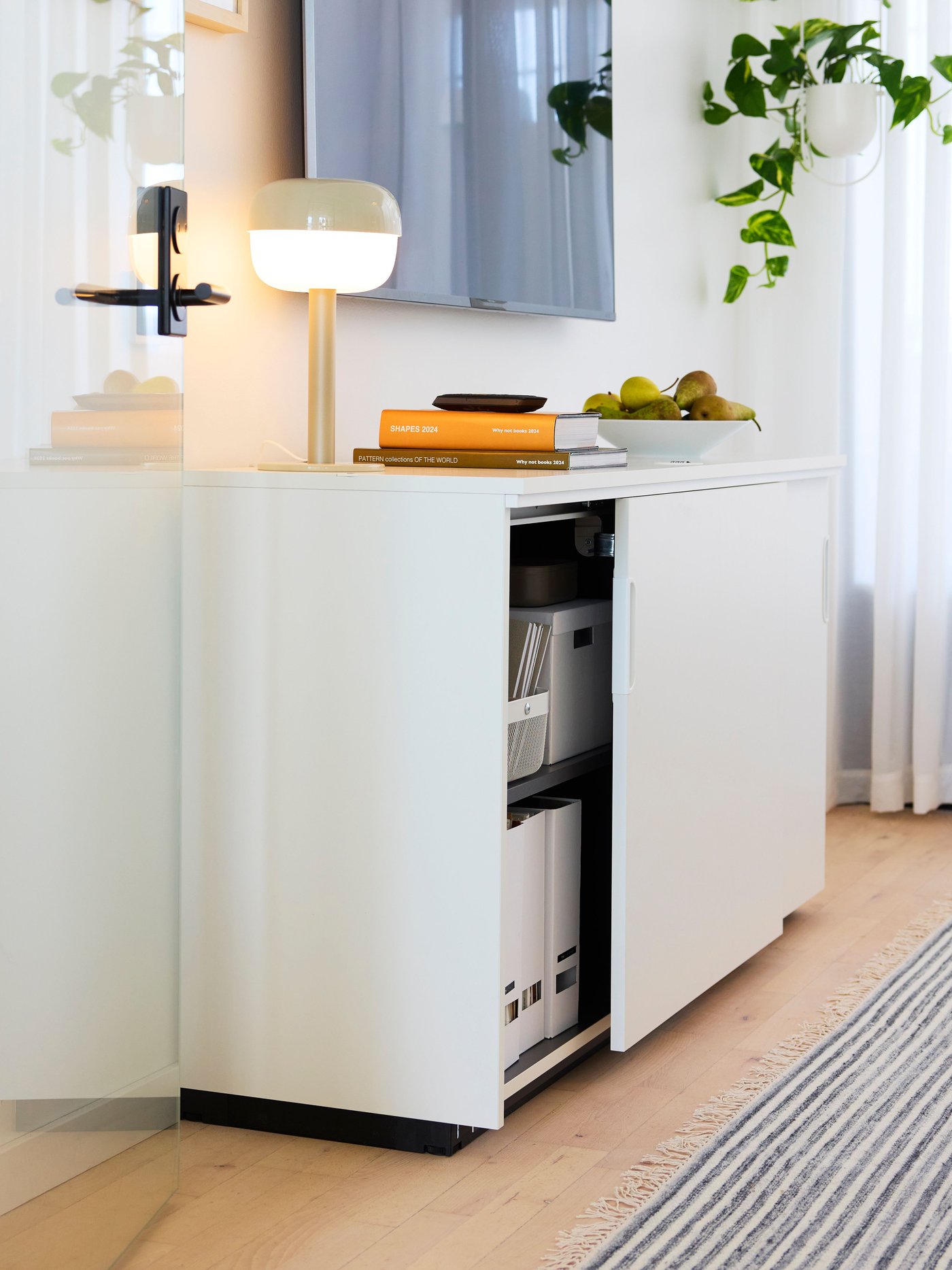Une jardinière suspendue CHILISTRÅN blanche, pour l'intérieur ou l'extérieur, dans le bureau à la maison.