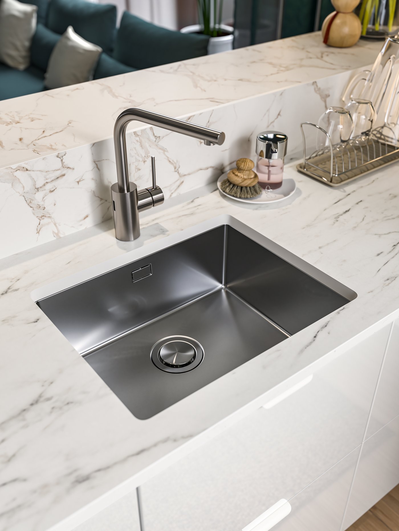 Ein silbernes Unterbauspülbecken eingelassen in eine weiße Arbeitsplatte mit marmoreffekt-Dekor und eine silberne Einhand-Mischbatterie.