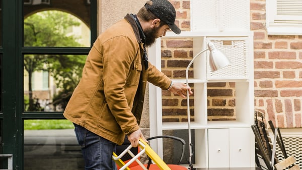 ガレージセールで商品を選ぶ人物