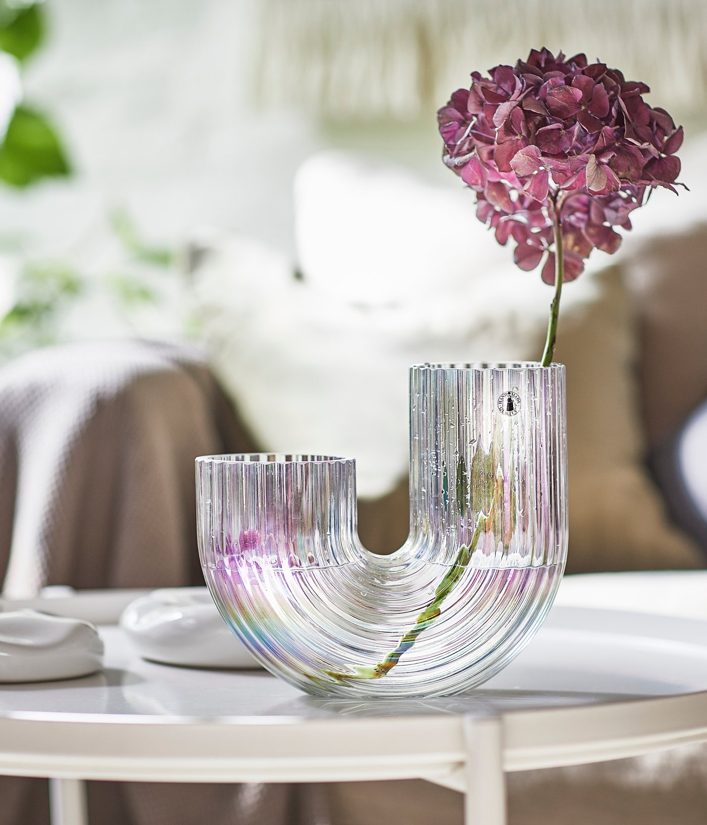 Eine Vase von RÄFFELBJÖRK in Perlmuttfarbe