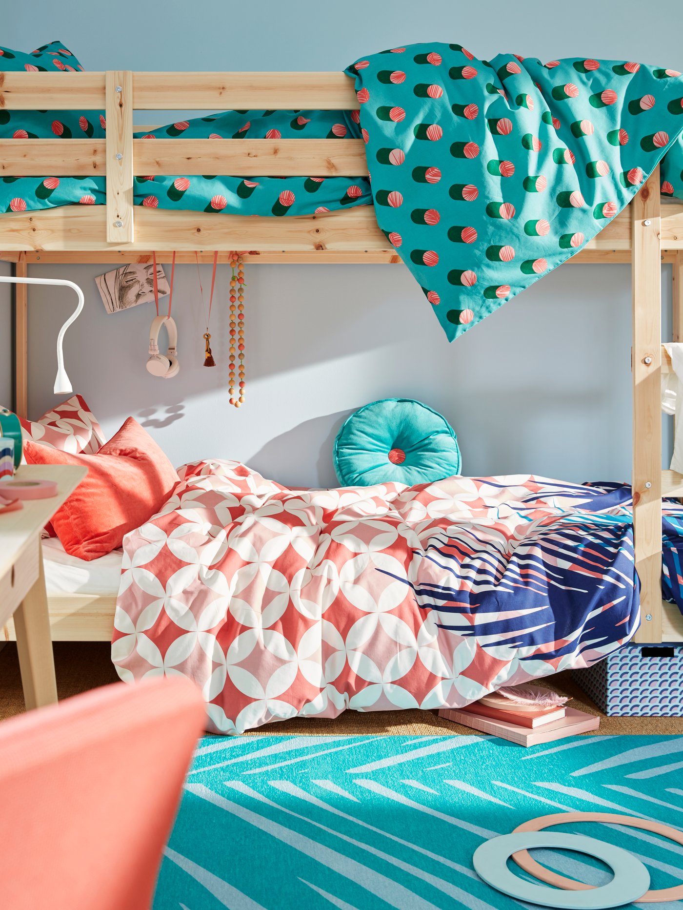 A white NÄVLINGE LED wall/clamp spotlight in the bedroom